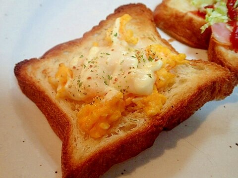 マジソル/マヨで　炒り卵とチーズのデニッシュパン